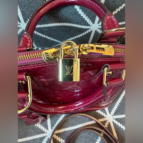 Louis Vuitton Vernis Alma BB with dust bag, strap and box. Comes with COA. - Picture 3 of 15